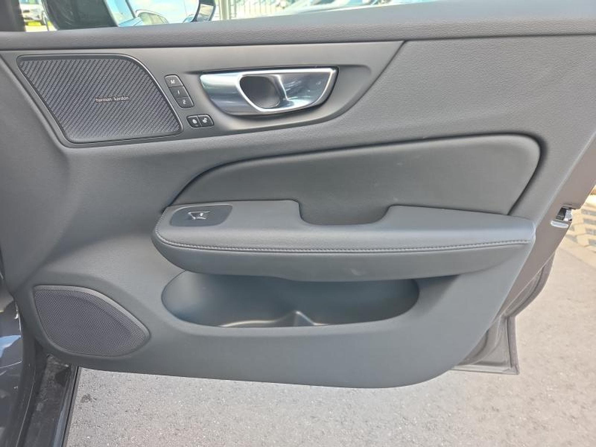 Volvo V60 B4 Plus Dark / Essence (2025) - Photo 21