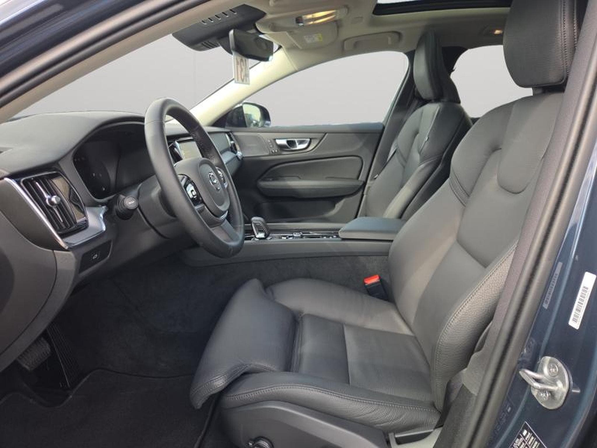 Volvo V60 B4 Plus Dark / Essence (2025) - Photo 10