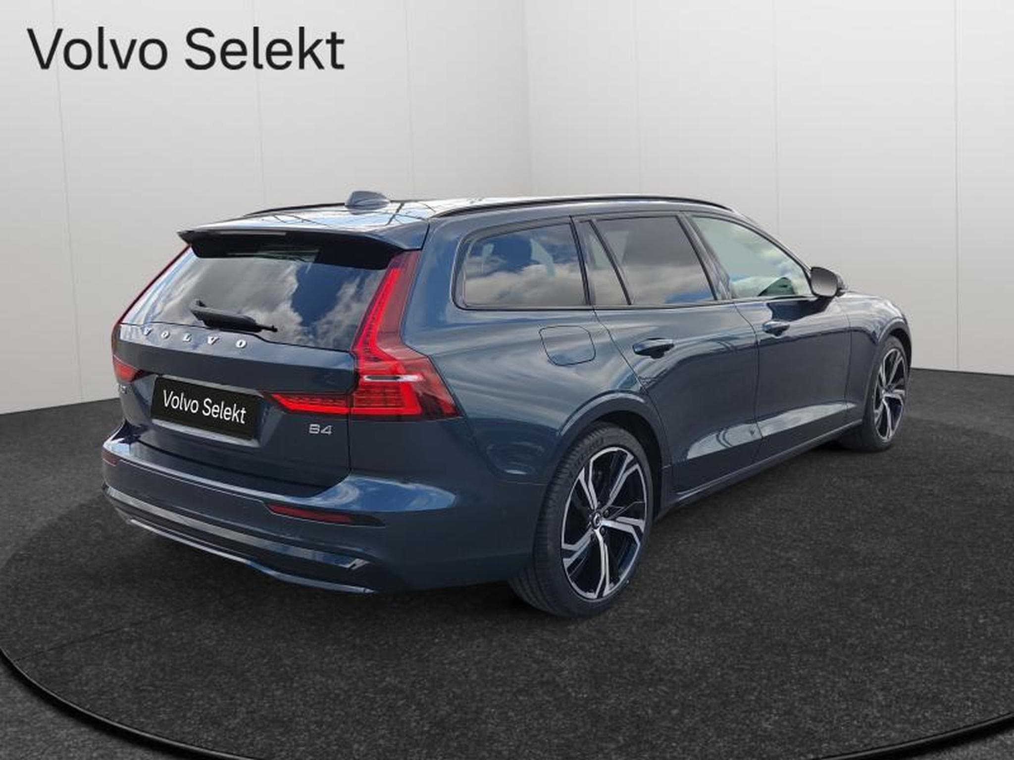 Volvo V60 B4 Plus Dark / Essence (2025) - Photo 2