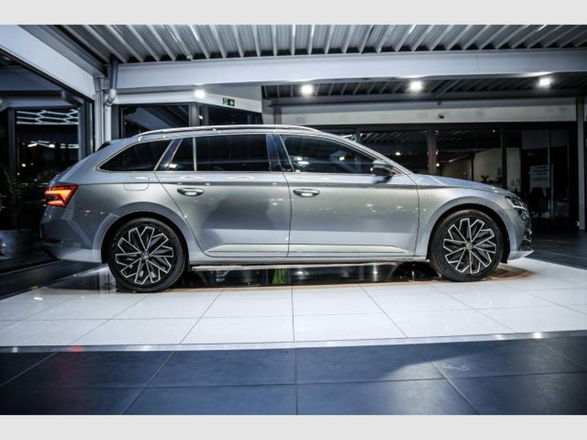 Skoda Superb Superb 2.0 TDI DSG Laurin &amp; Klement STAHZG AHK (2021) - Photo 7