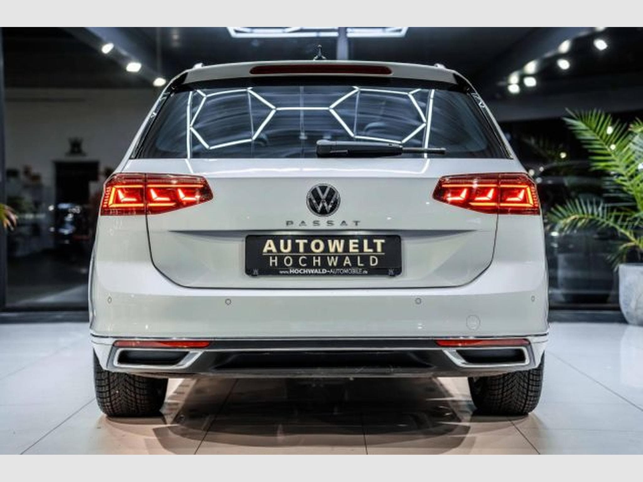VW Passat Passat Variant 2.0 TDI DSG R-Line NAVI AHK PANO (2024) - Photo 10