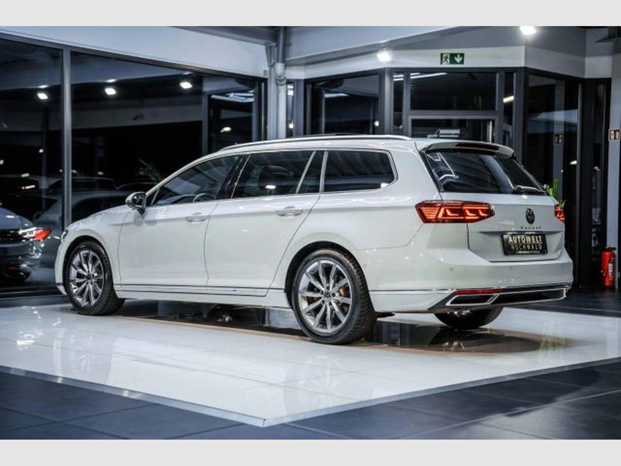 VW Passat Passat Variant 2.0 TDI DSG R-Line NAVI AHK PANO (2024) - Photo 11