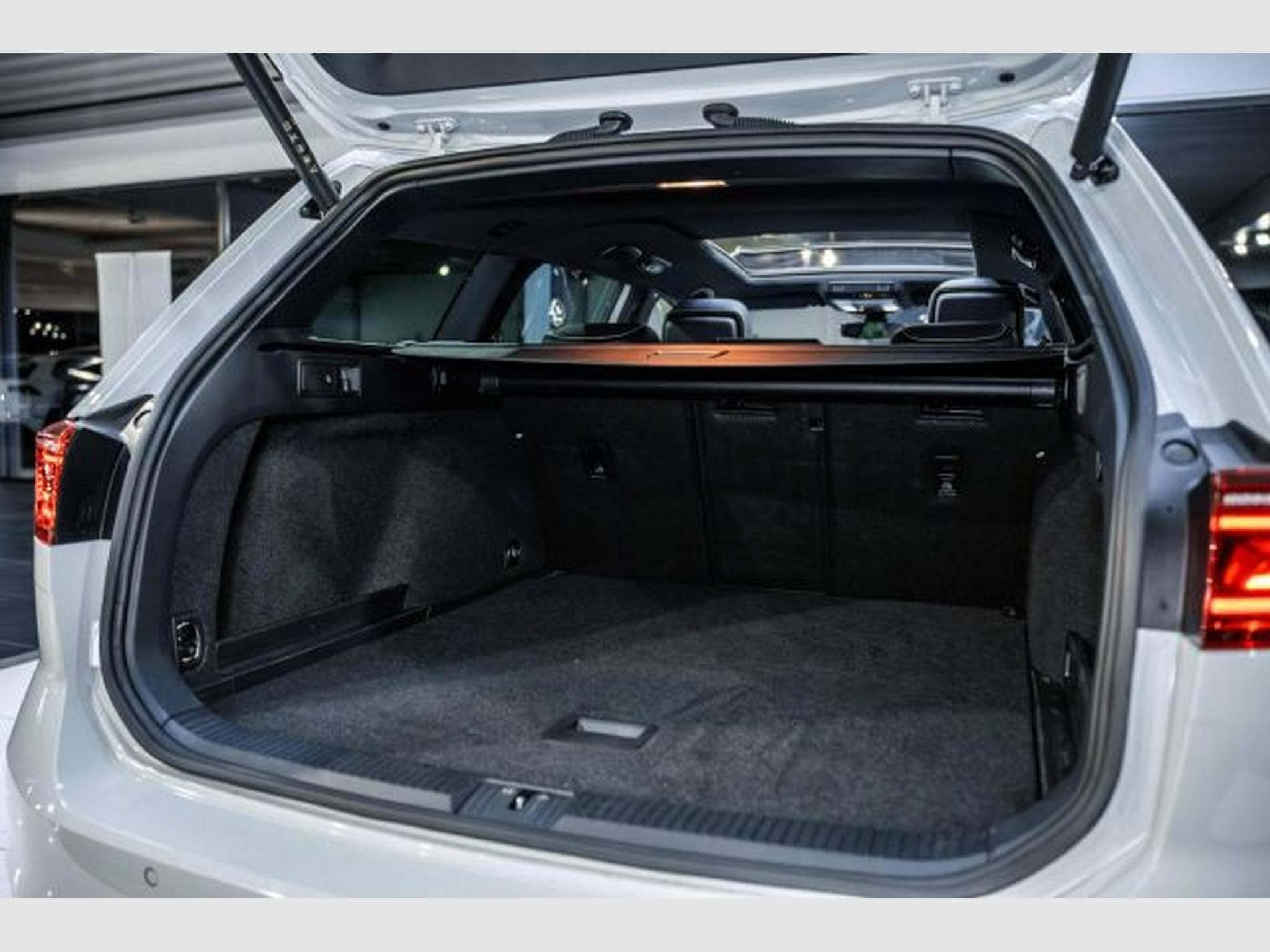 VW Passat Passat Variant 2.0 TDI DSG R-Line NAVI AHK PANO (2024) - Photo 13
