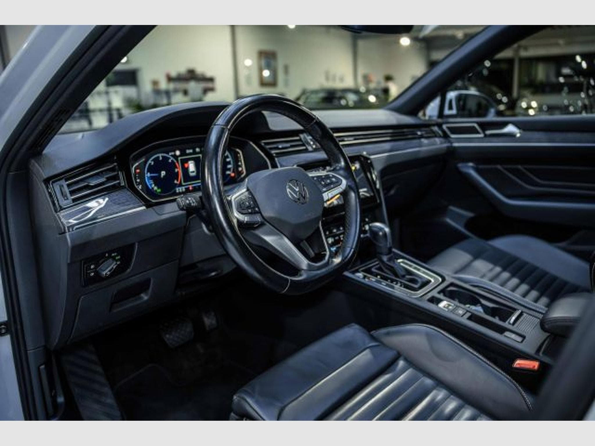 VW Passat Passat Variant 2.0 TDI DSG R-Line NAVI AHK PANO (2024) - Photo 15