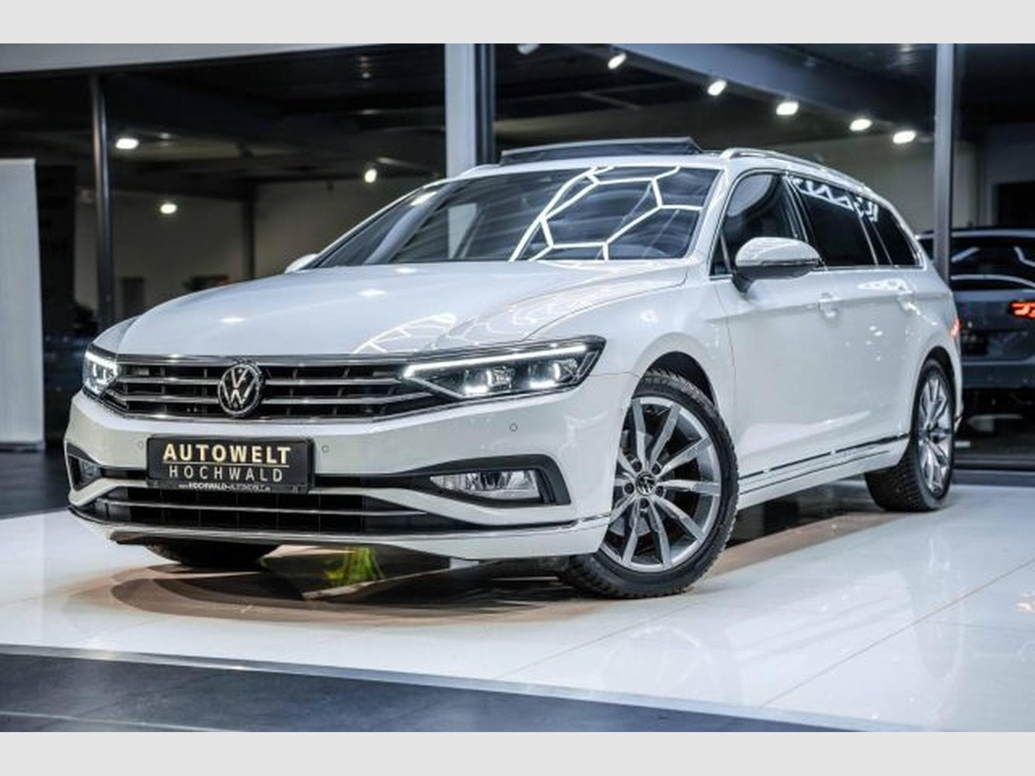 VW Passat Passat Variant 2.0 TDI DSG R-Line NAVI AHK PANO (2024) - Photo 2