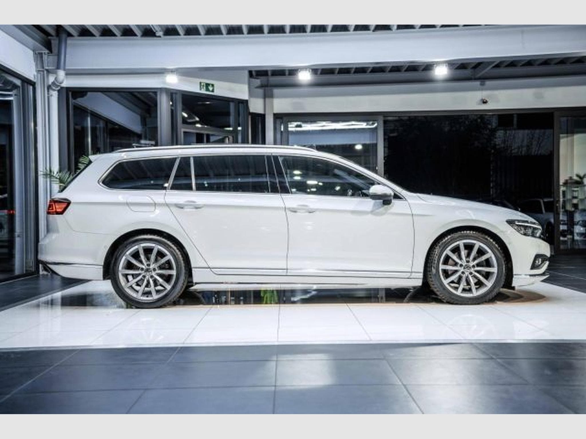 VW Passat Passat Variant 2.0 TDI DSG R-Line NAVI AHK PANO (2024) - Photo 7