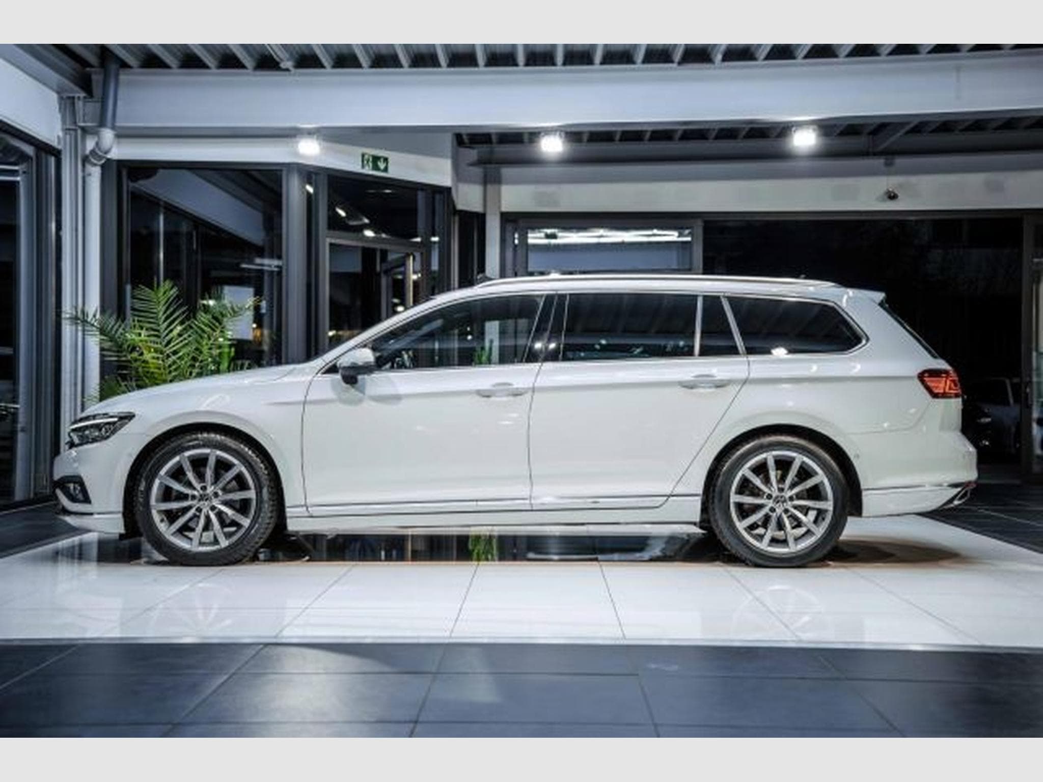 VW Passat Passat Variant 2.0 TDI DSG R-Line NAVI AHK PANO (2024) - Photo 8