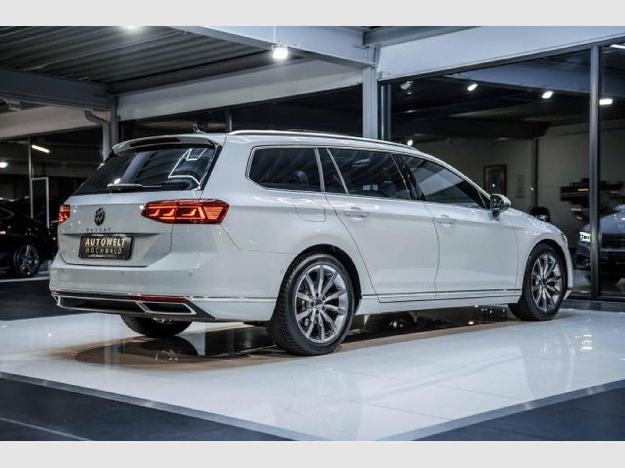 VW Passat Passat Variant 2.0 TDI DSG R-Line NAVI AHK PANO (2024) - Photo 9