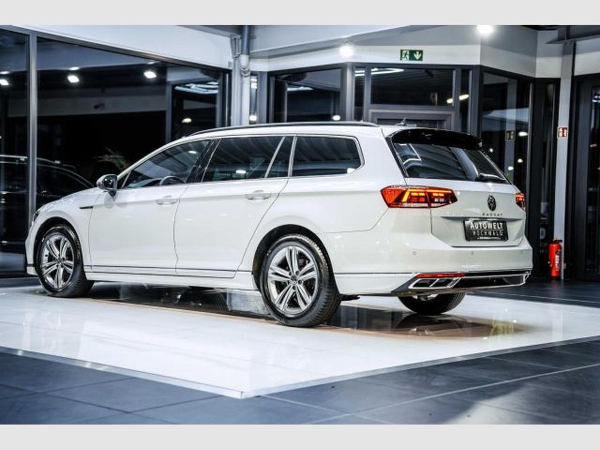 VW Passat Passat Variant 2.0 TDI DSG 2x R-Line NAVI LED (2022) - Photo 12