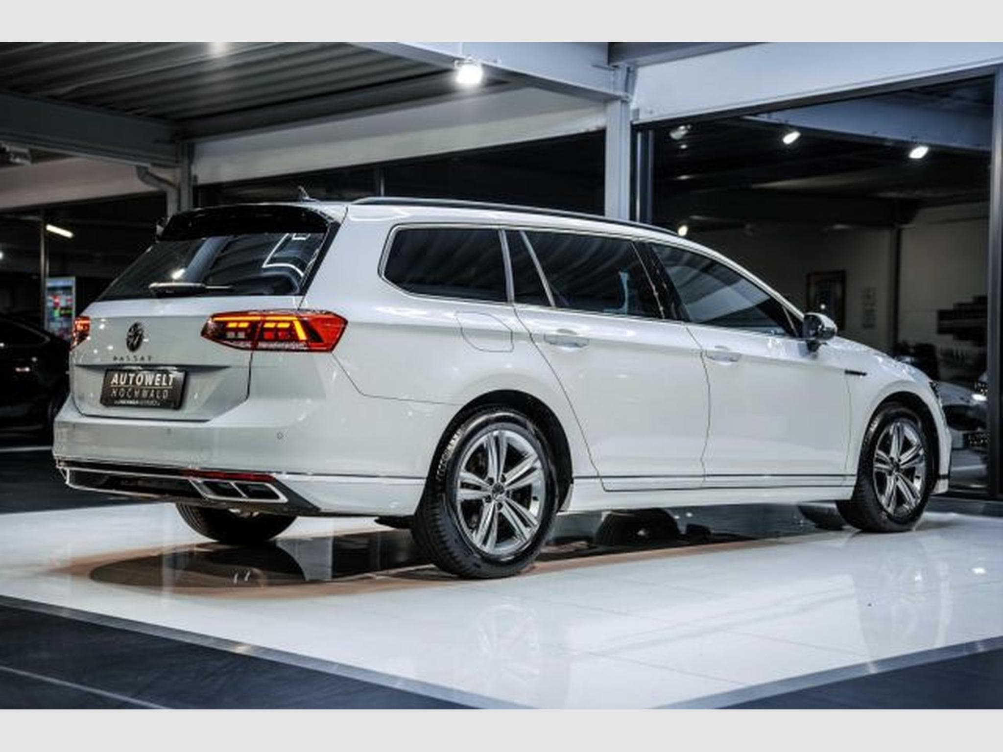 VW Passat Passat Variant 2.0 TDI DSG 2x R-Line NAVI LED (2022) - Photo 14