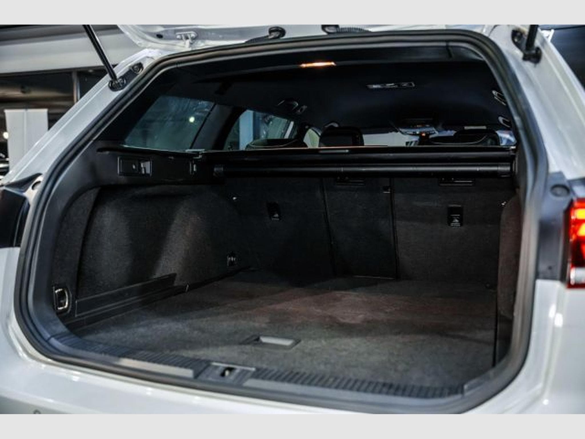 VW Passat Passat Variant 2.0 TDI DSG 2x R-Line NAVI LED (2022) - Photo 15