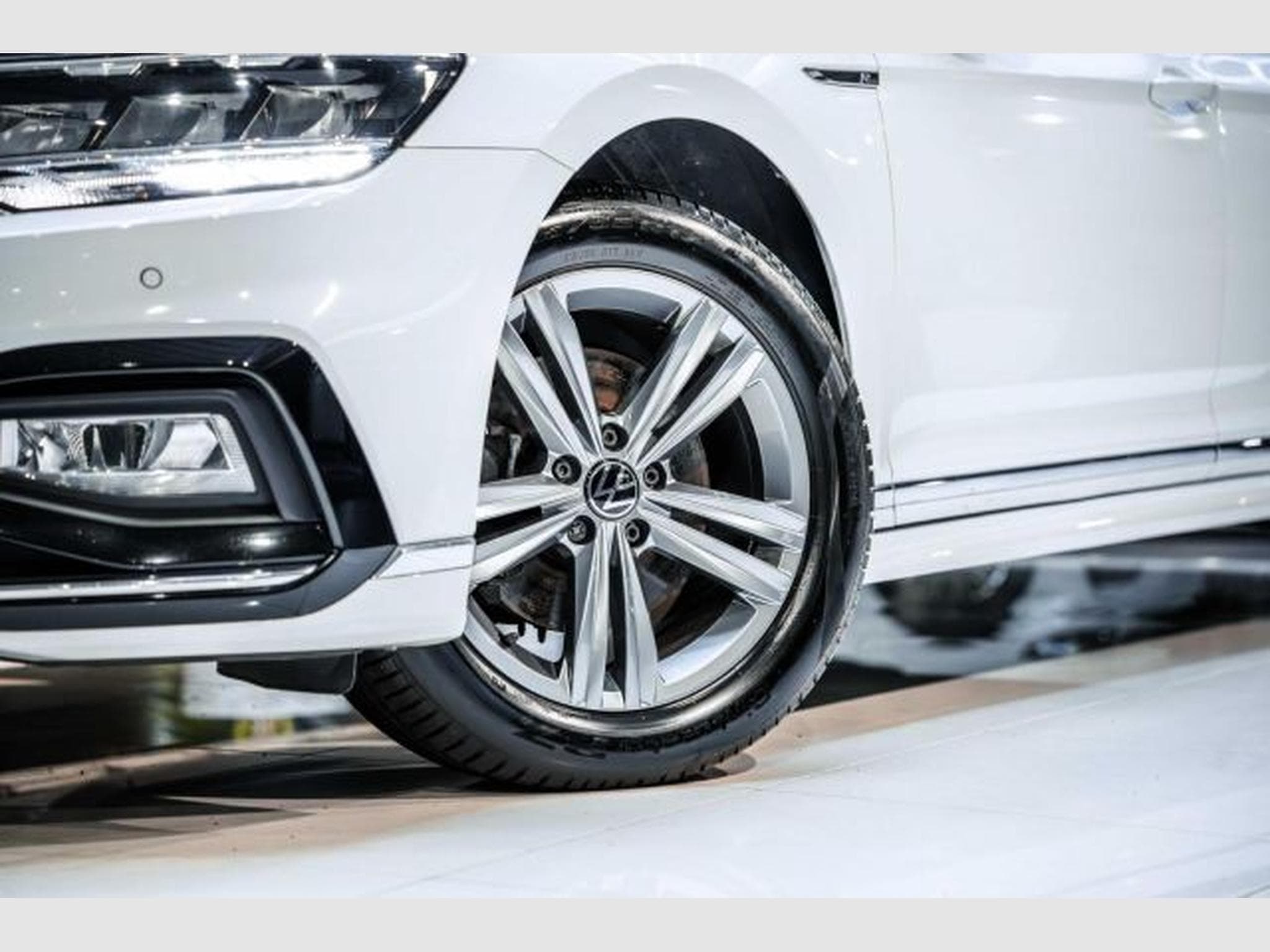 VW Passat Passat Variant 2.0 TDI DSG 2x R-Line NAVI LED (2022) - Photo 3