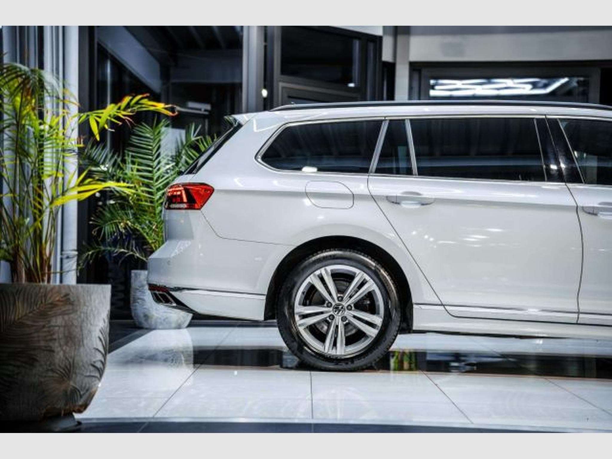 VW Passat Passat Variant 2.0 TDI DSG 2x R-Line NAVI LED (2022) - Photo 8