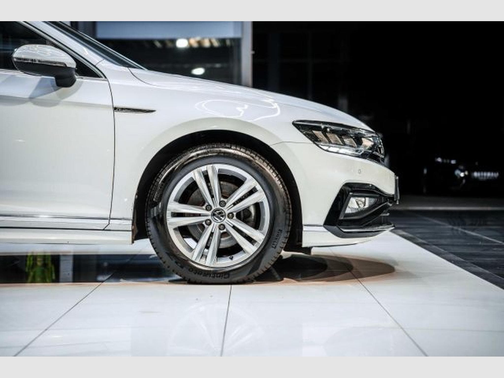 VW Passat Passat Variant 2.0 TDI DSG 2x R-Line NAVI LED (2022) - Photo 9