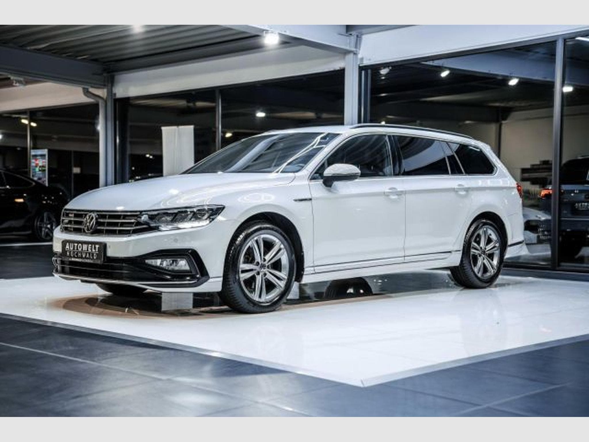 VW Passat Passat 2.0 TDI DSG 2x R-Line NAVI LED RFK ACC (2022) - Photo 4