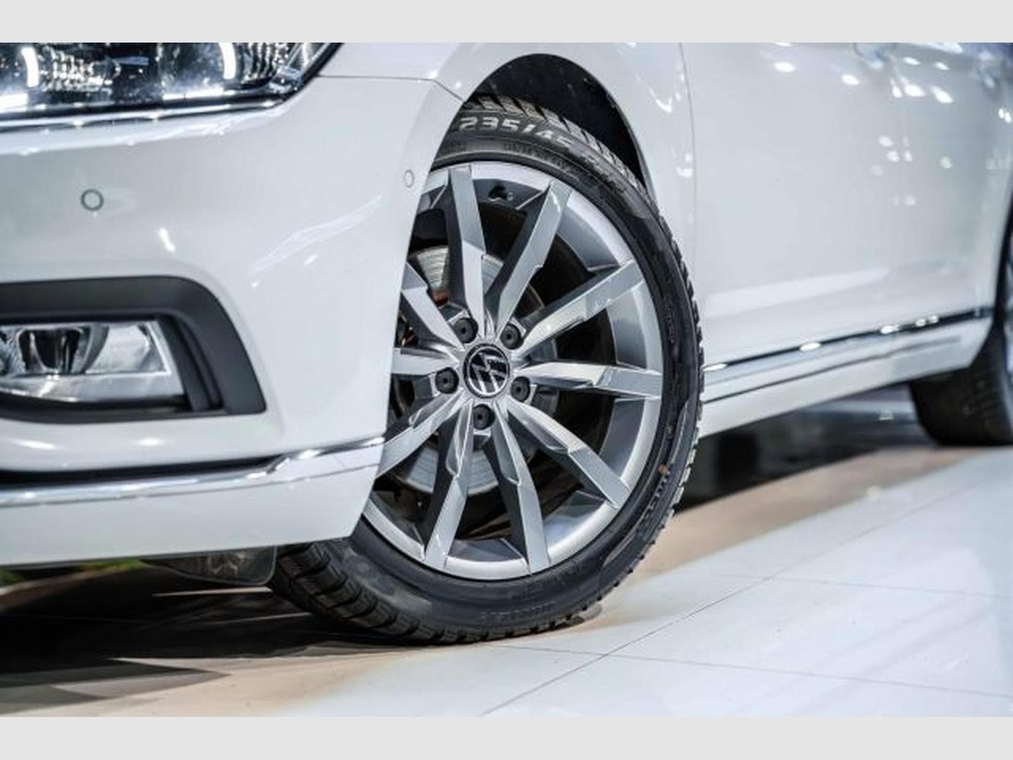 VW Passat Passat 2.0 TDI DSG R-Line Elegance NAVI AHK PANO (2024) - Photo 3