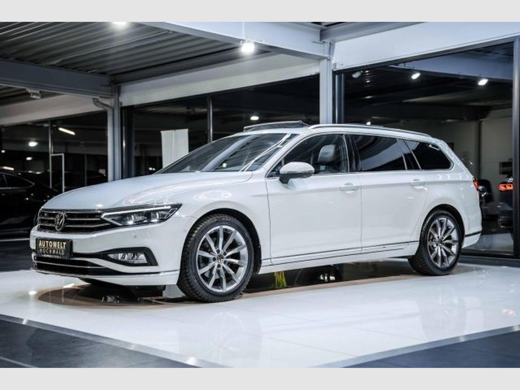 VW Passat Passat 2.0 TDI DSG R-Line Elegance NAVI AHK PANO (2024) - Photo 4