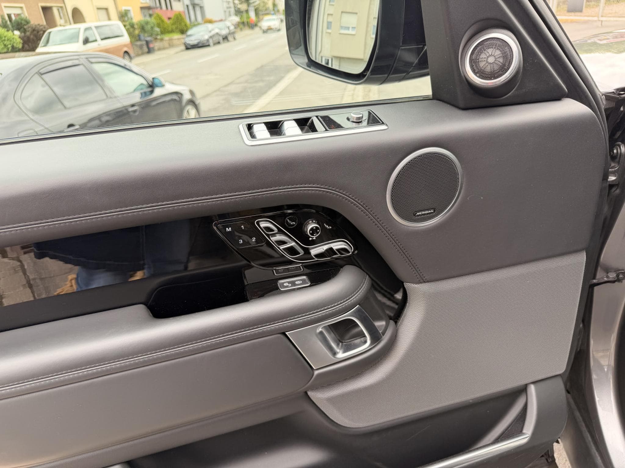 Land-Rover Range Rover 4.4 SDV8 340 Autobiography (2018) - Photo 26