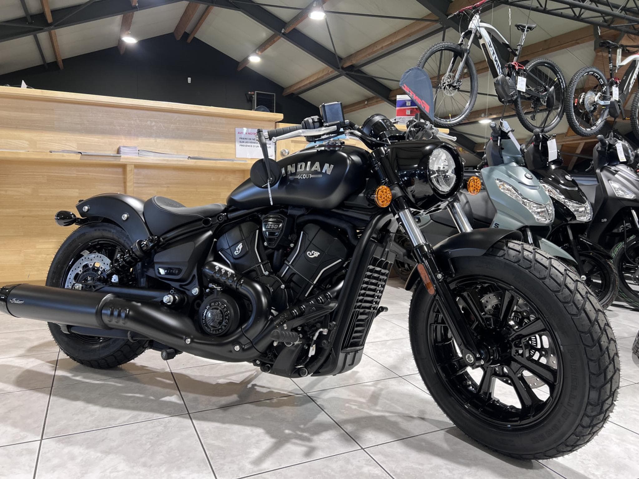 Indian Scout Bobber Ltd + Tech Black Smoke (2026) - Photo 7