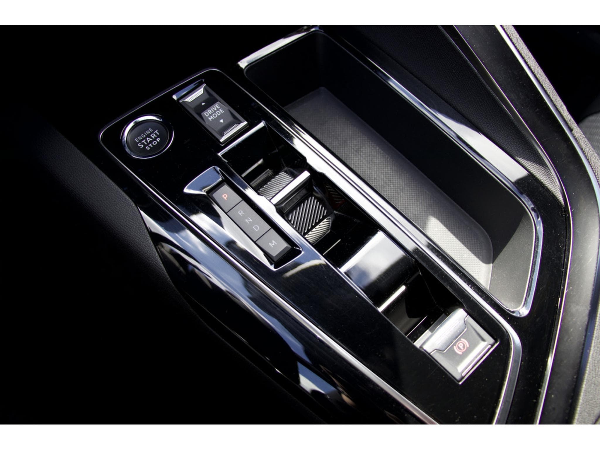Peugeot 3008 PureTech 130 EAT8 Allure (2024) - Photo 11