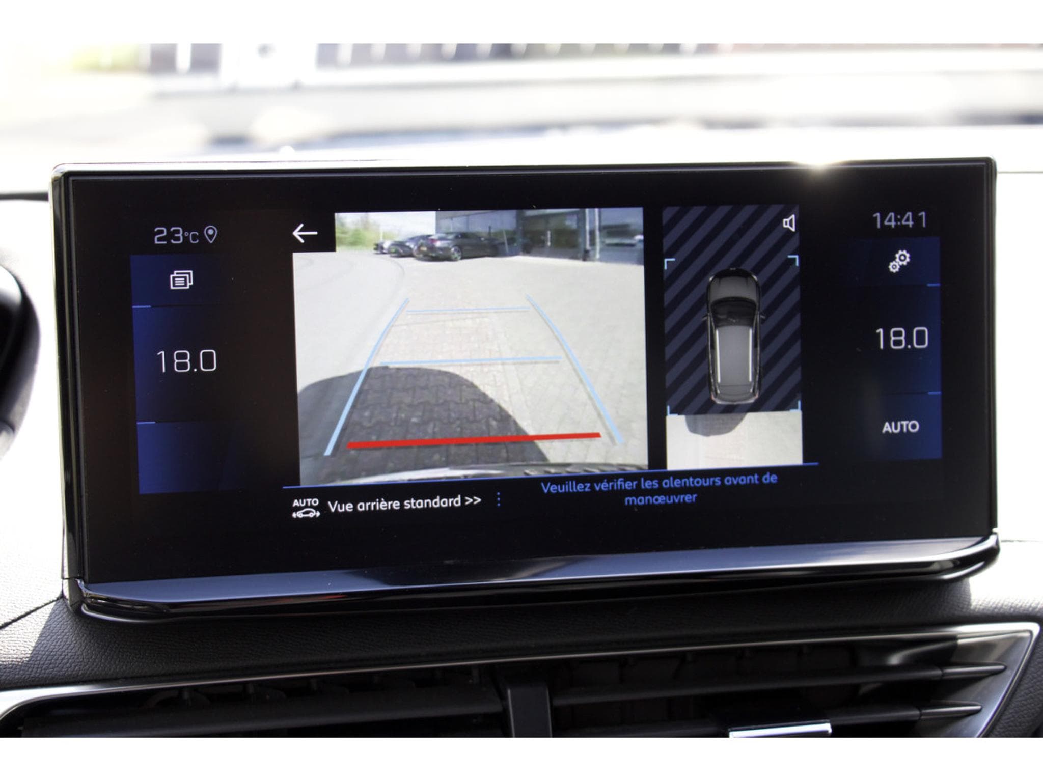 Peugeot 3008 PureTech 130 EAT8 Allure (2024) - Photo 12