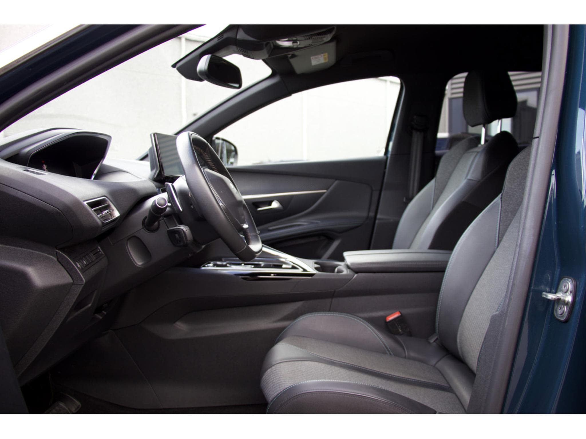 Peugeot 3008 PureTech 130 EAT8 Allure (2024) - Photo 5