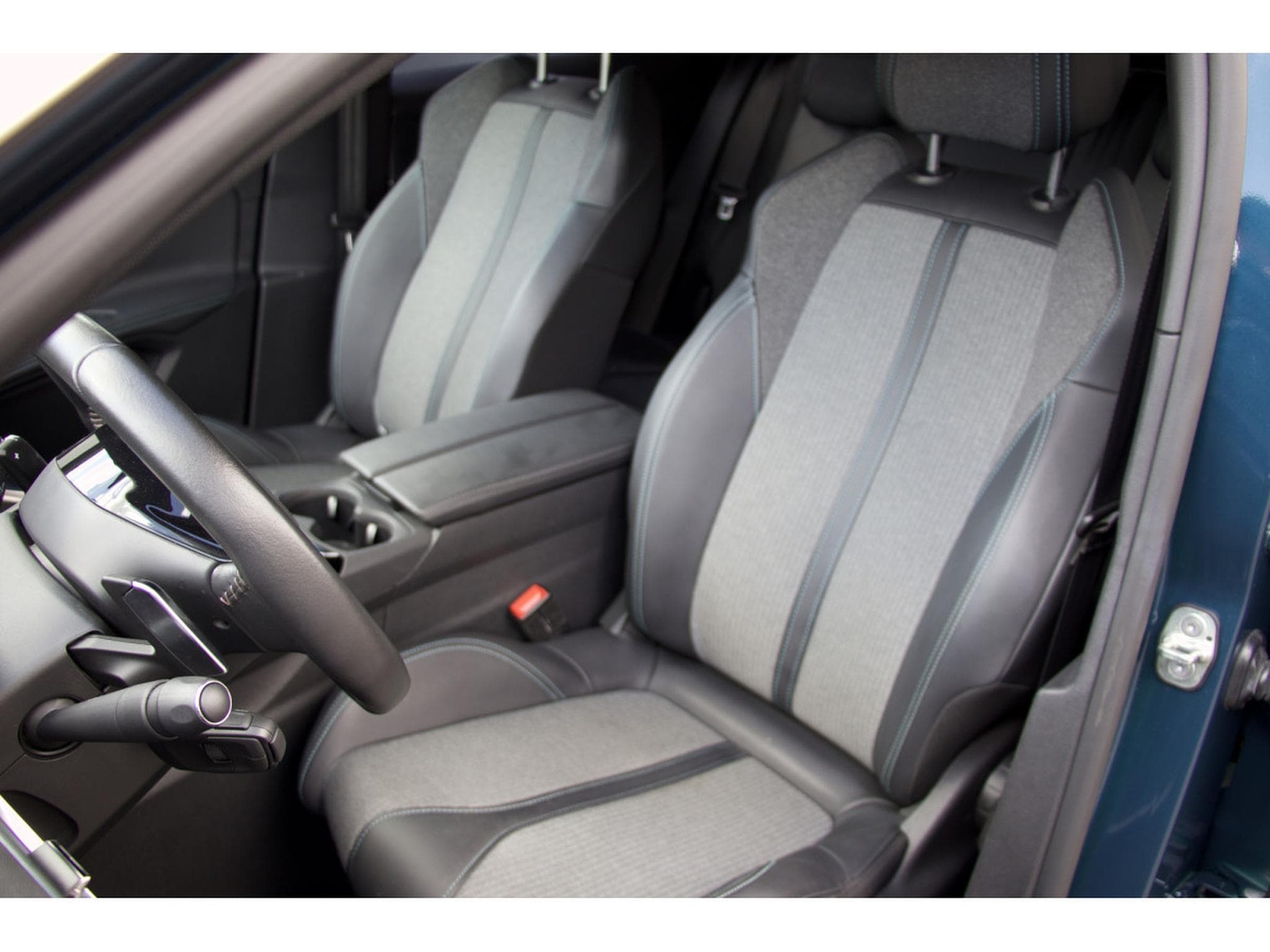 Peugeot 3008 PureTech 130 EAT8 Allure (2024) - Photo 6