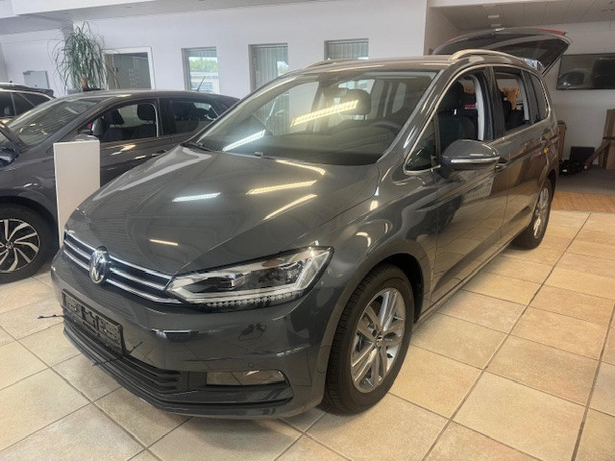VW Touran VOLKSWAGEN TOURAN EN STOCK COMFORTLINE LED DSG ERGO SITZE SI (2024) - Photo 1
