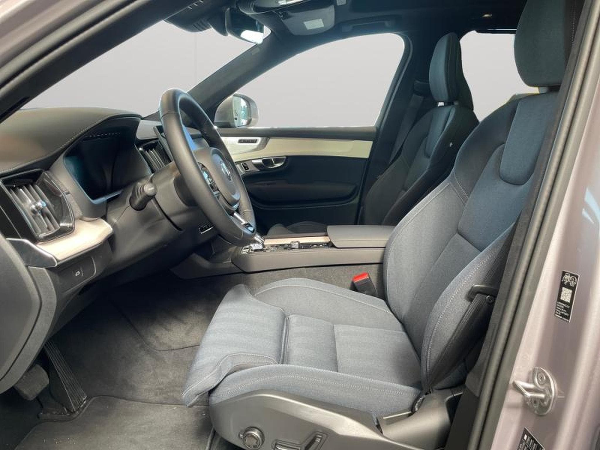 Volvo XC90 B5 AWD Ultra Bright / Essence (2025) - Photo 10