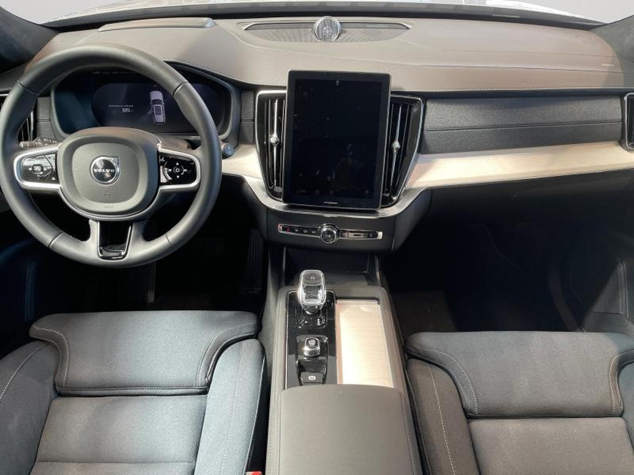 Volvo XC90 B5 AWD Ultra Bright / Essence (2025) - Photo 3