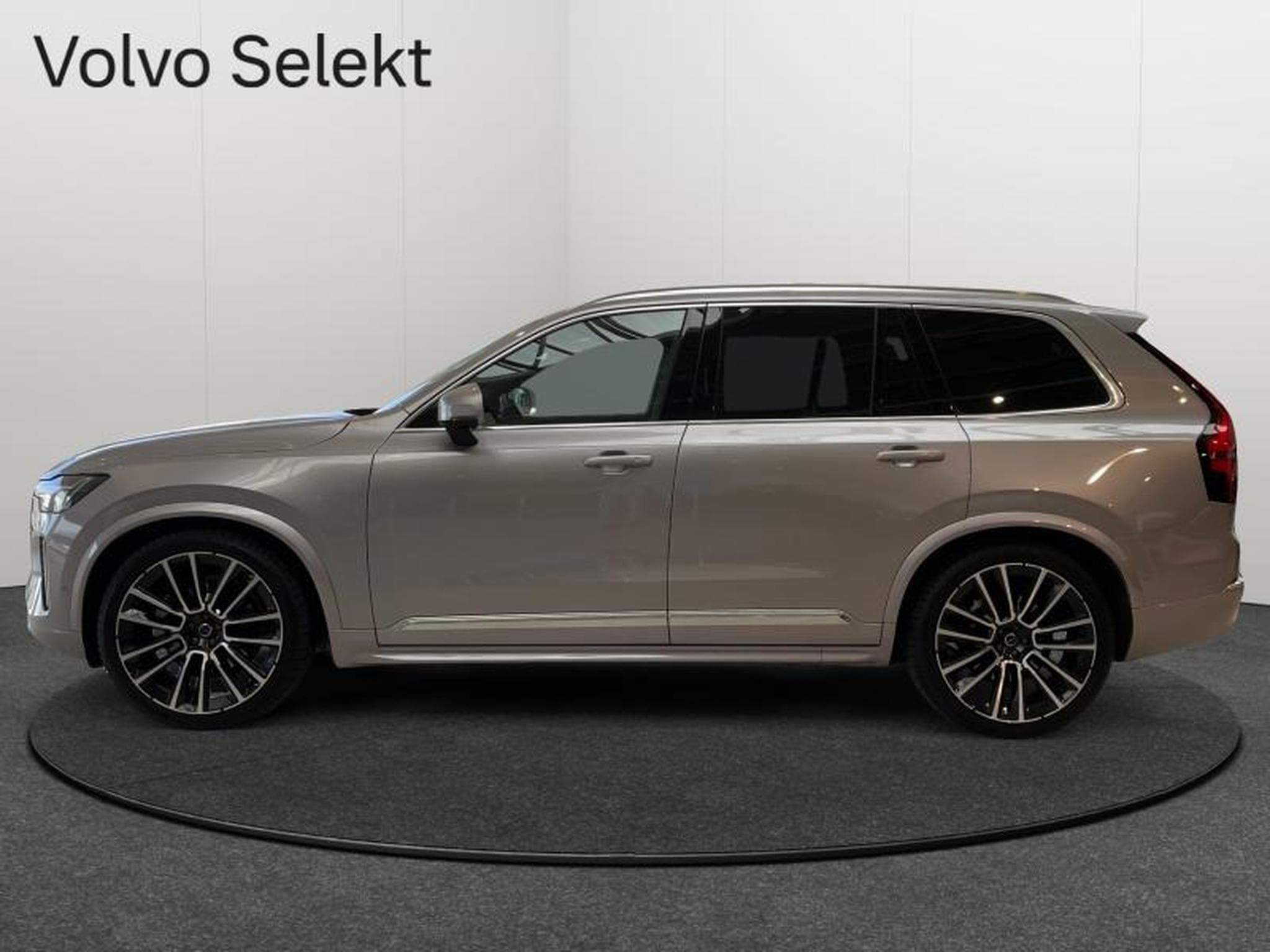 Volvo XC90 B5 AWD Ultra Bright / Essence (2025) - Photo 4