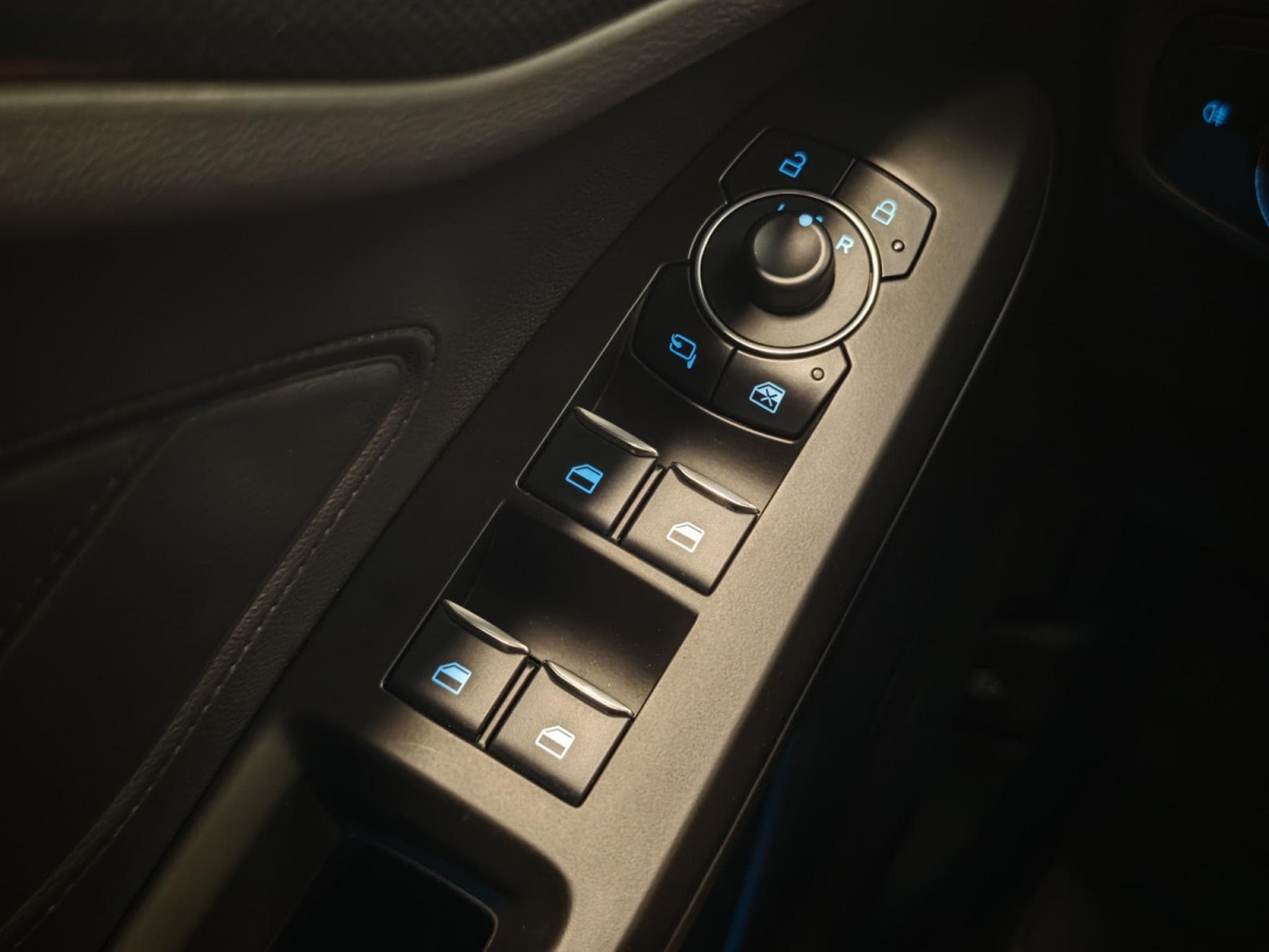 Ford Focus ST-Line X 1.0i Eco Boost MHEV (2025) - Photo 25