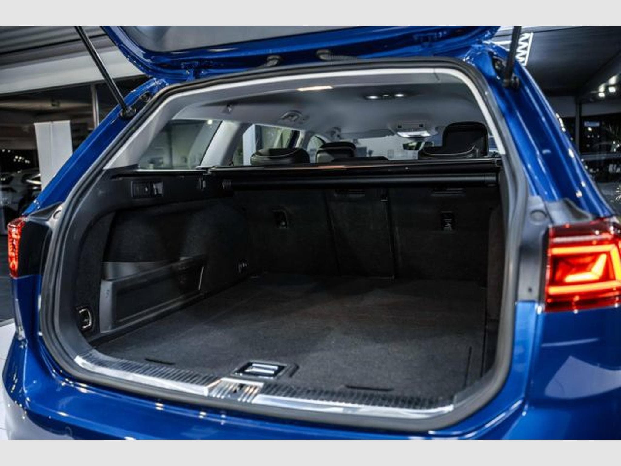 VW Passat Passat 2.0 TDI DSG Elegance 2x R-Line AHK STAHZG (2021) - Photo 12