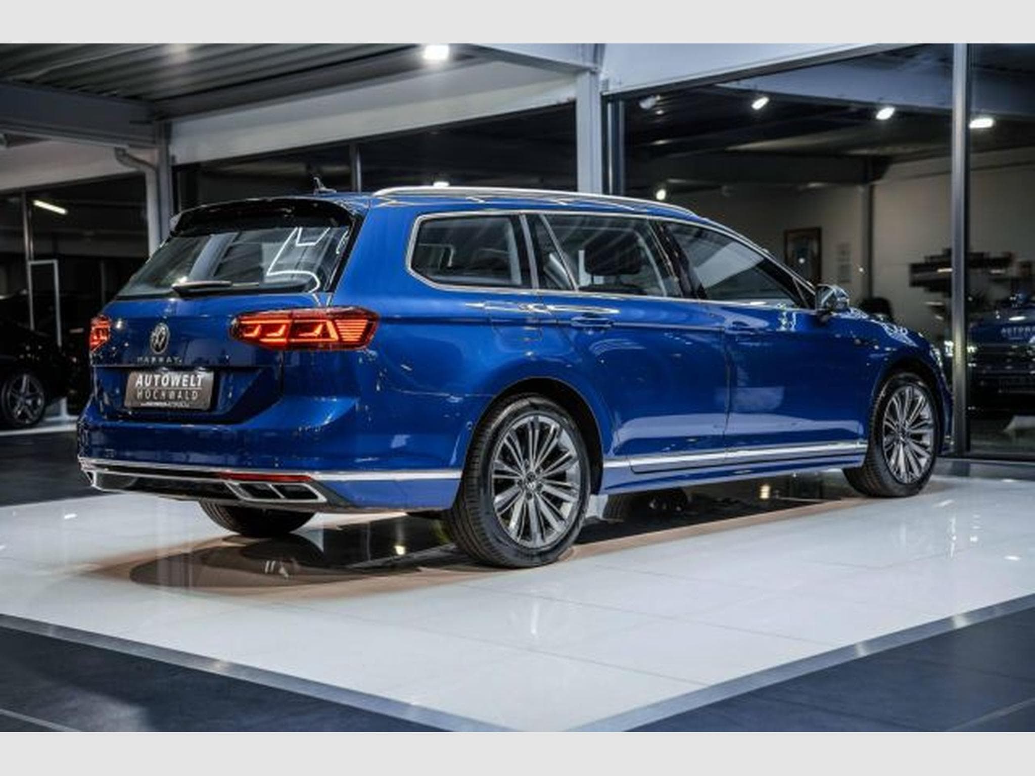 VW Passat Passat Variant 2.0 TDI DSG 2x R-Line AHK STAHZG (2021) - Photo 11