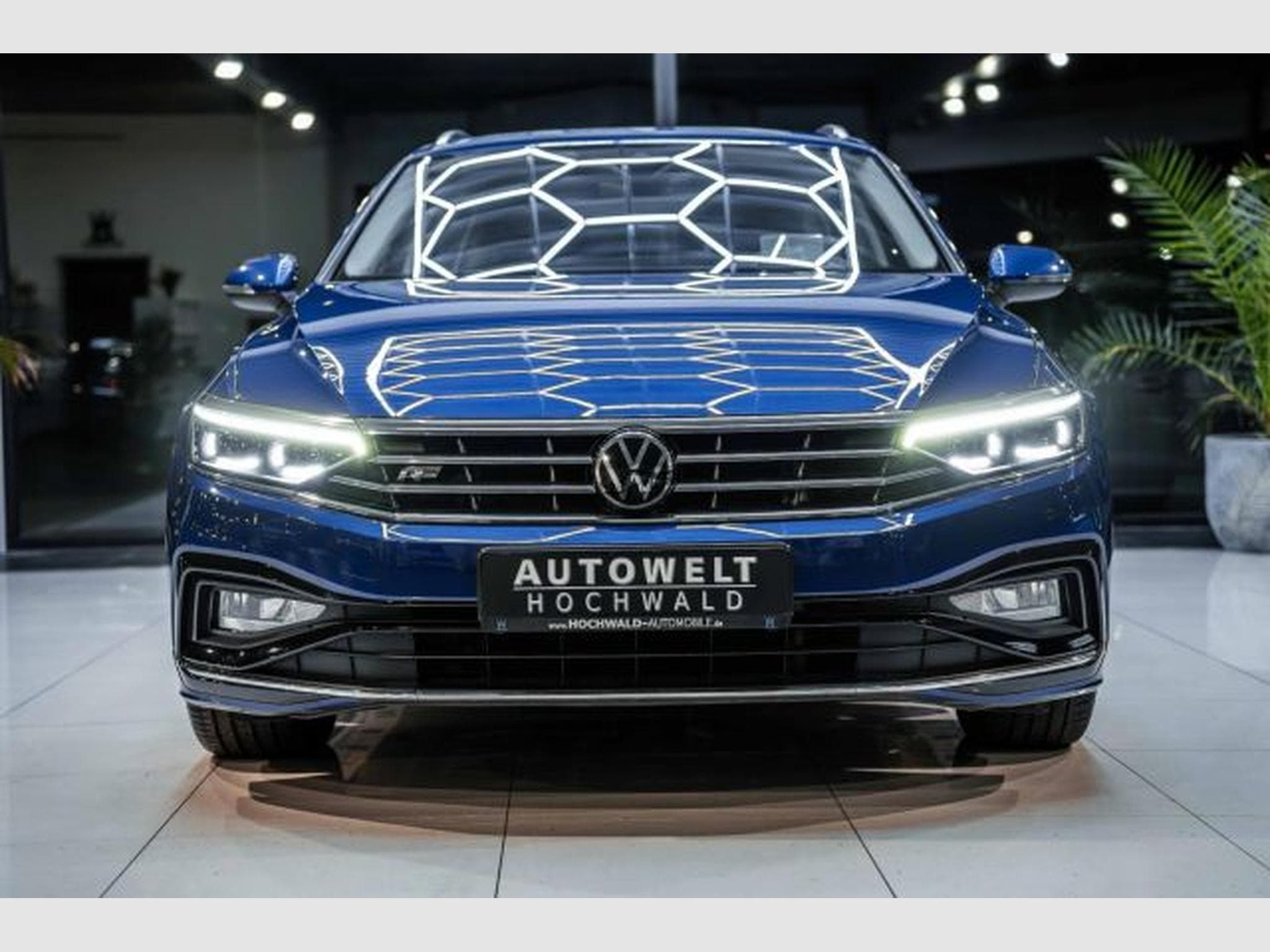 VW Passat Passat Variant 2.0 TDI DSG 2x R-Line AHK STAHZG (2021) - Photo 5