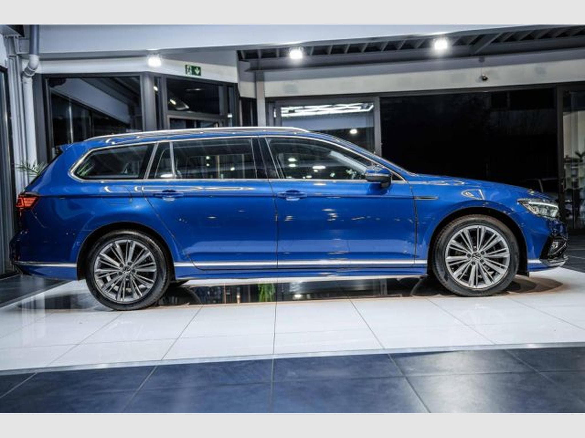 VW Passat Passat Variant 2.0 TDI DSG 2x R-Line AHK STAHZG (2021) - Photo 7
