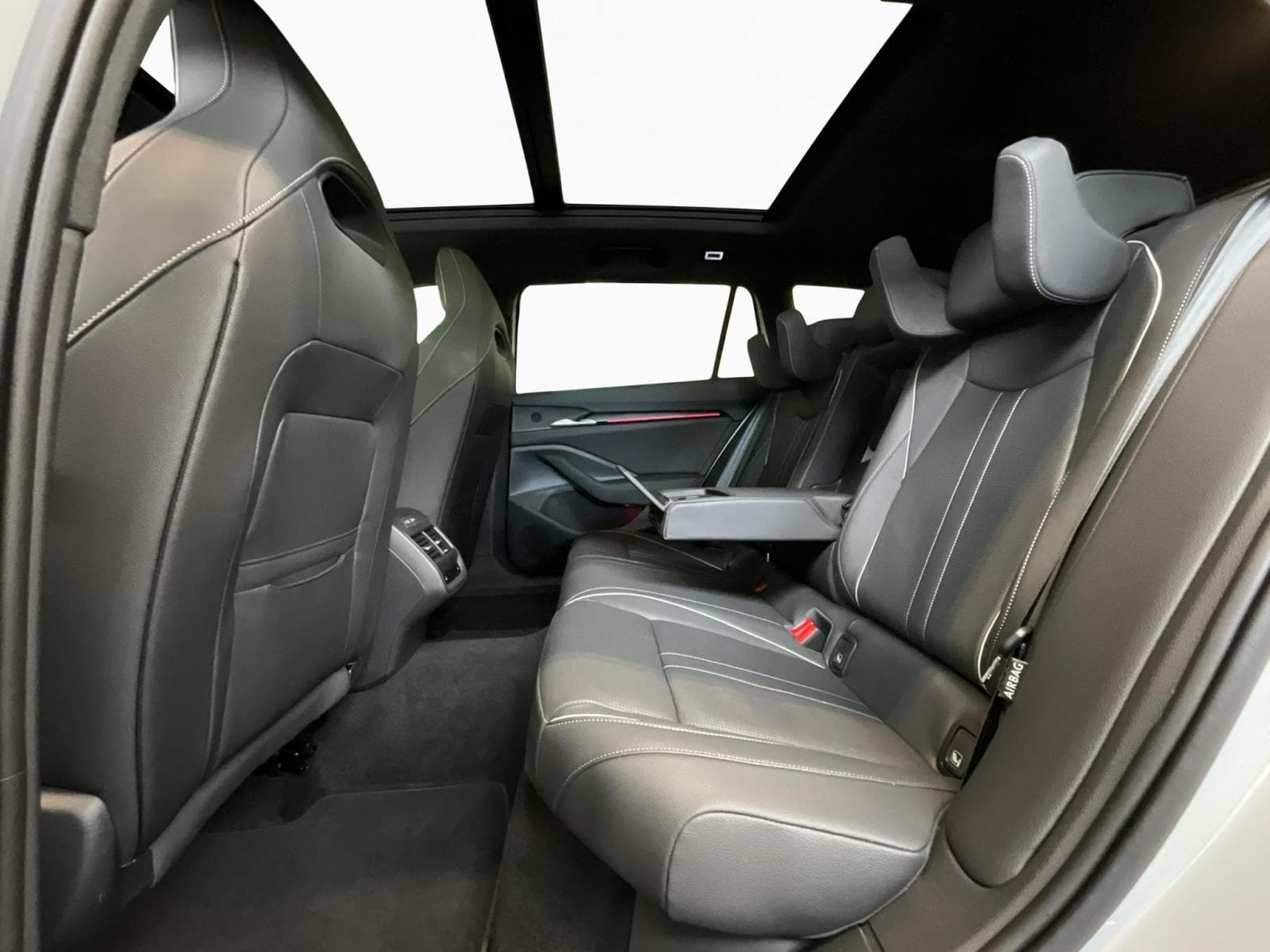 Skoda Superb Sportline+4x4+DSG+Pano+AHK+StandH. (2025) - Photo 16