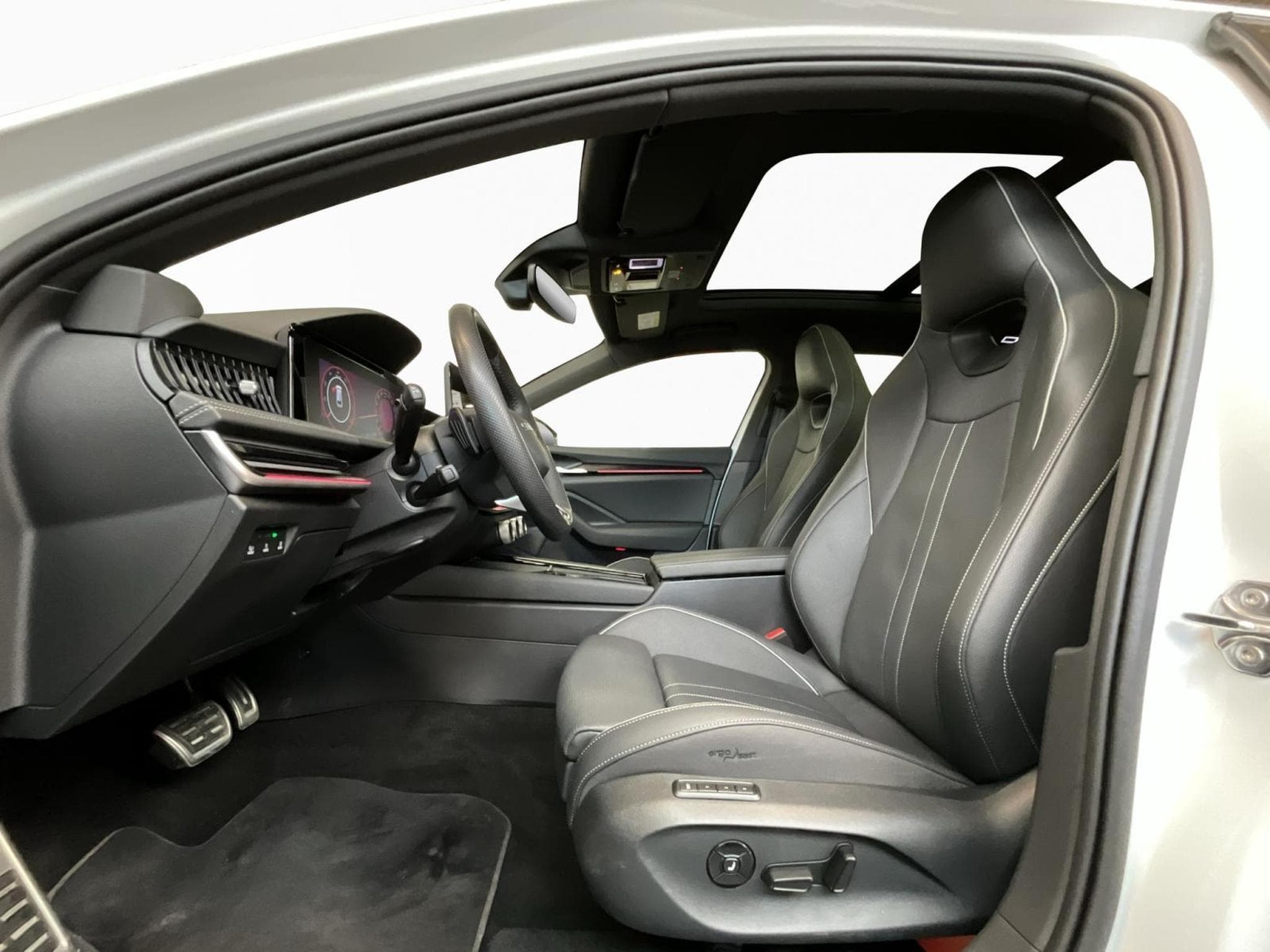 Skoda Superb Sportline+4x4+DSG+Pano+AHK+StandH. (2025) - Photo 9
