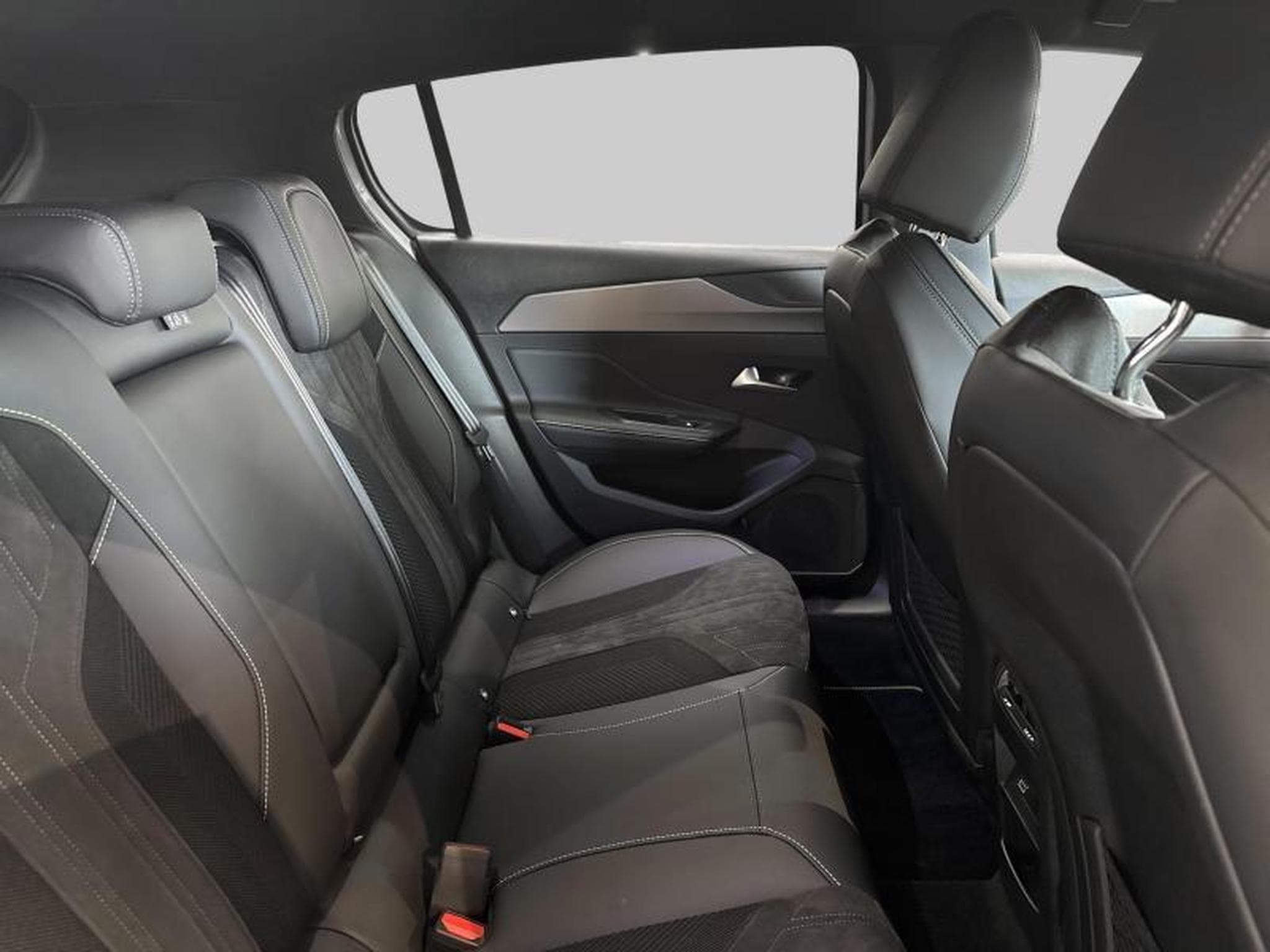Peugeot 308 GT Hybride (2024) - Photo 10