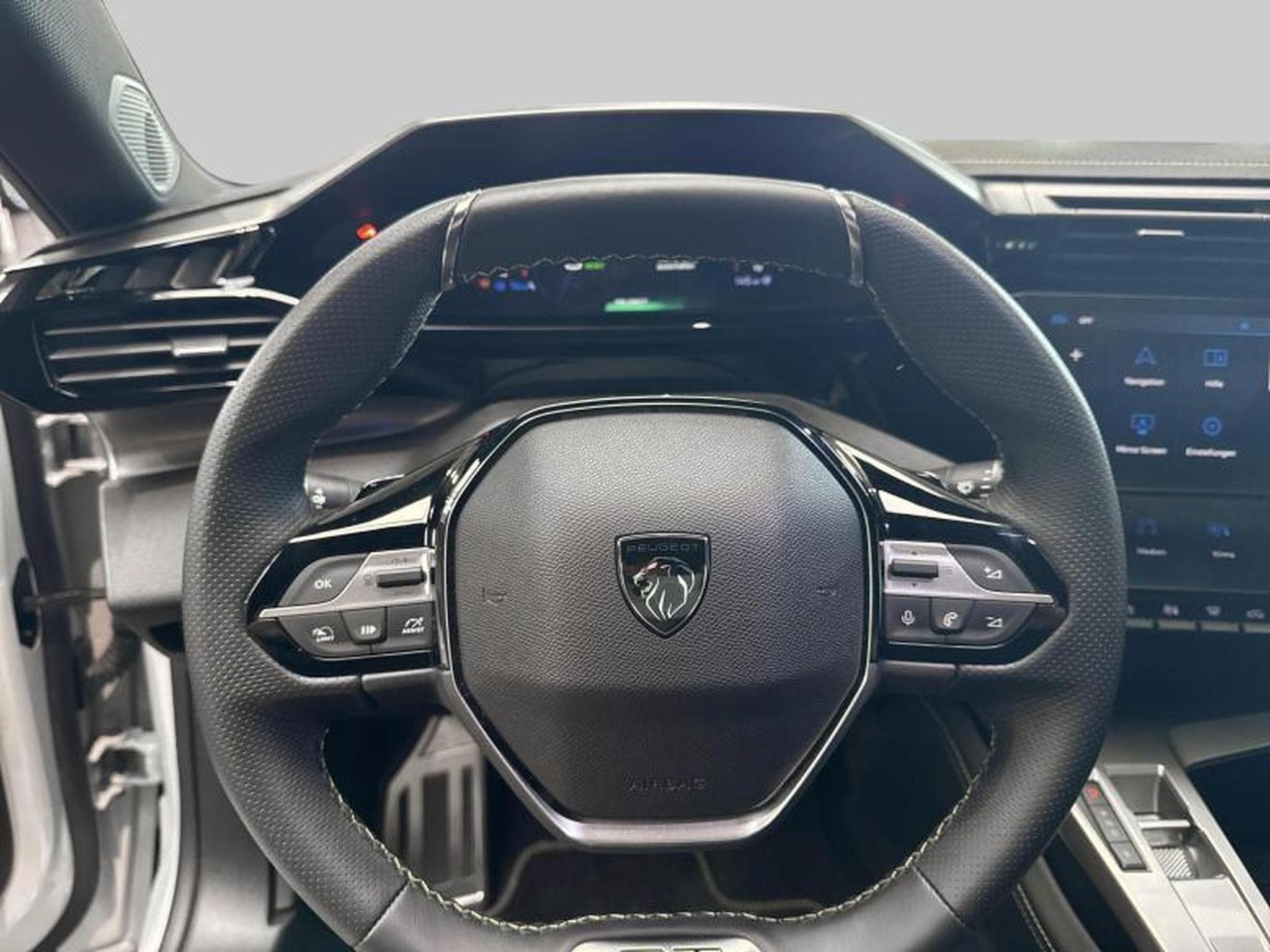 Peugeot 308 GT Hybride (2024) - Photo 14