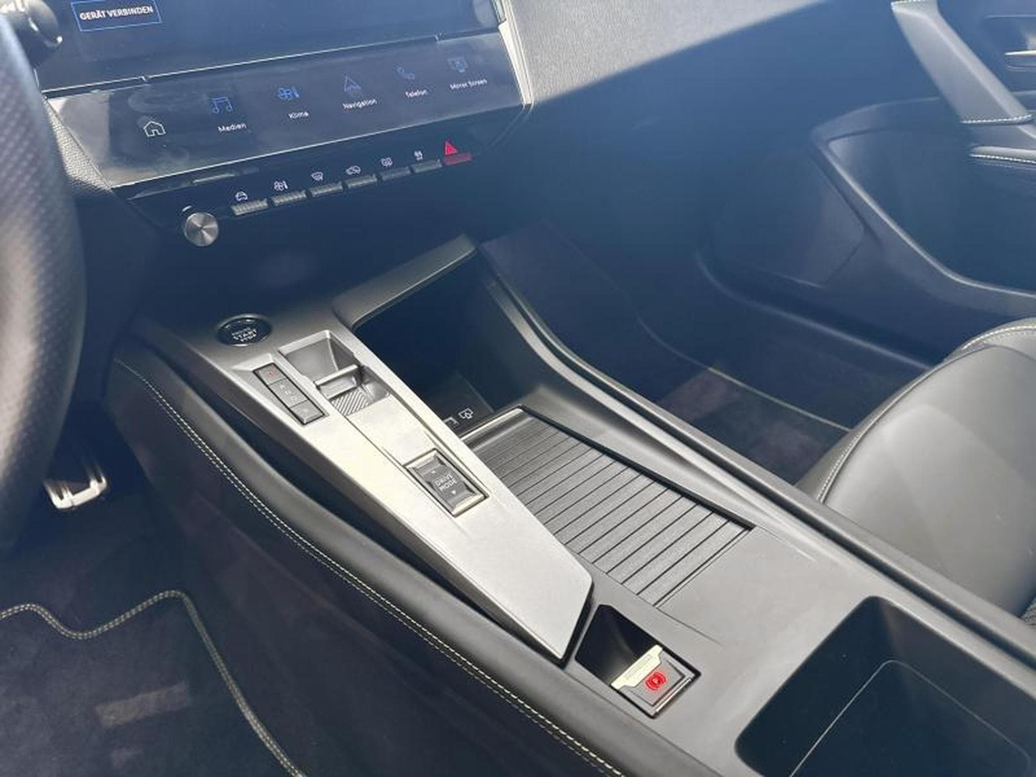 Peugeot 308 GT Hybride (2024) - Photo 19