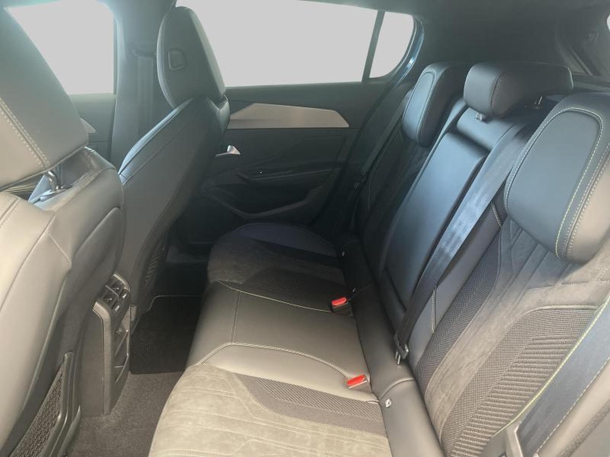 Peugeot 308 GT PlugIn 180 (2025) - Photo 11