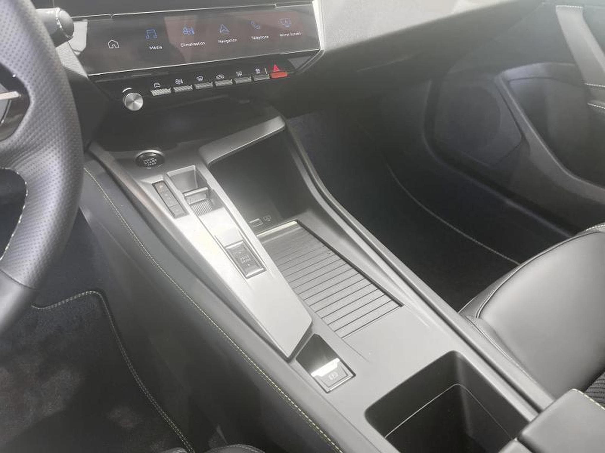 Peugeot 308 GT Plug-in Hybrid 180 e-EAT8 (2024) - Photo 19
