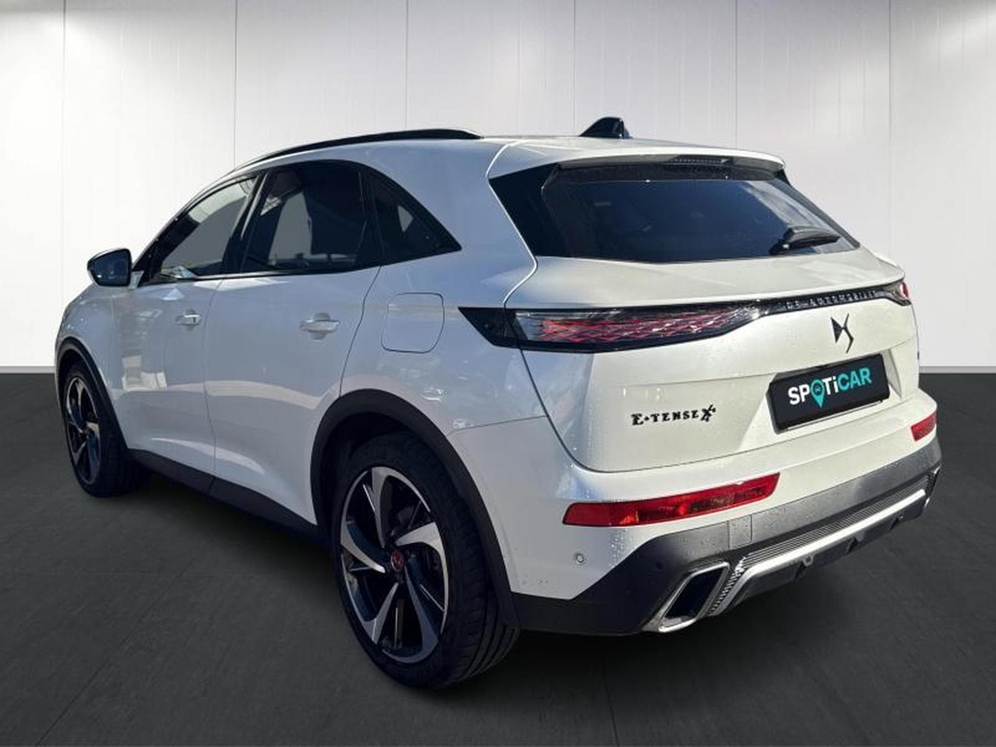 DS Automobiles DS7 E-Tense 300 Performance Line + (2023) - Photo 6