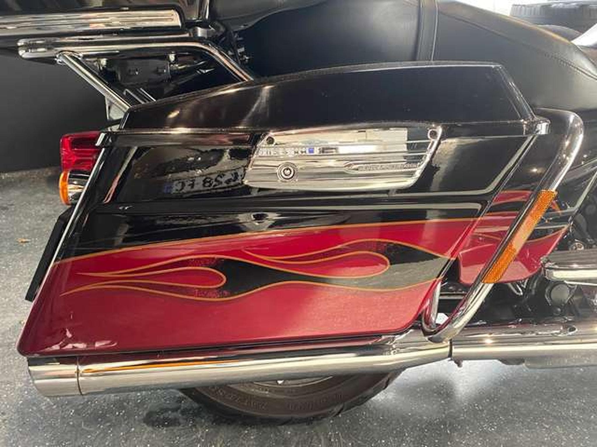 Harley-Davidson CVO Limited Limited Edition Ultra Classic Electra Glide / VP (2011) - Photo 10