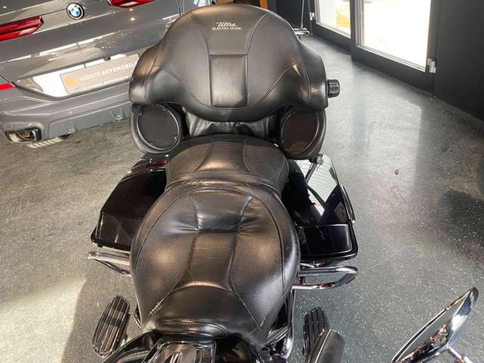 Harley-Davidson CVO Limited Limited Edition Ultra Classic Electra Glide / VP (2011) - Photo 12