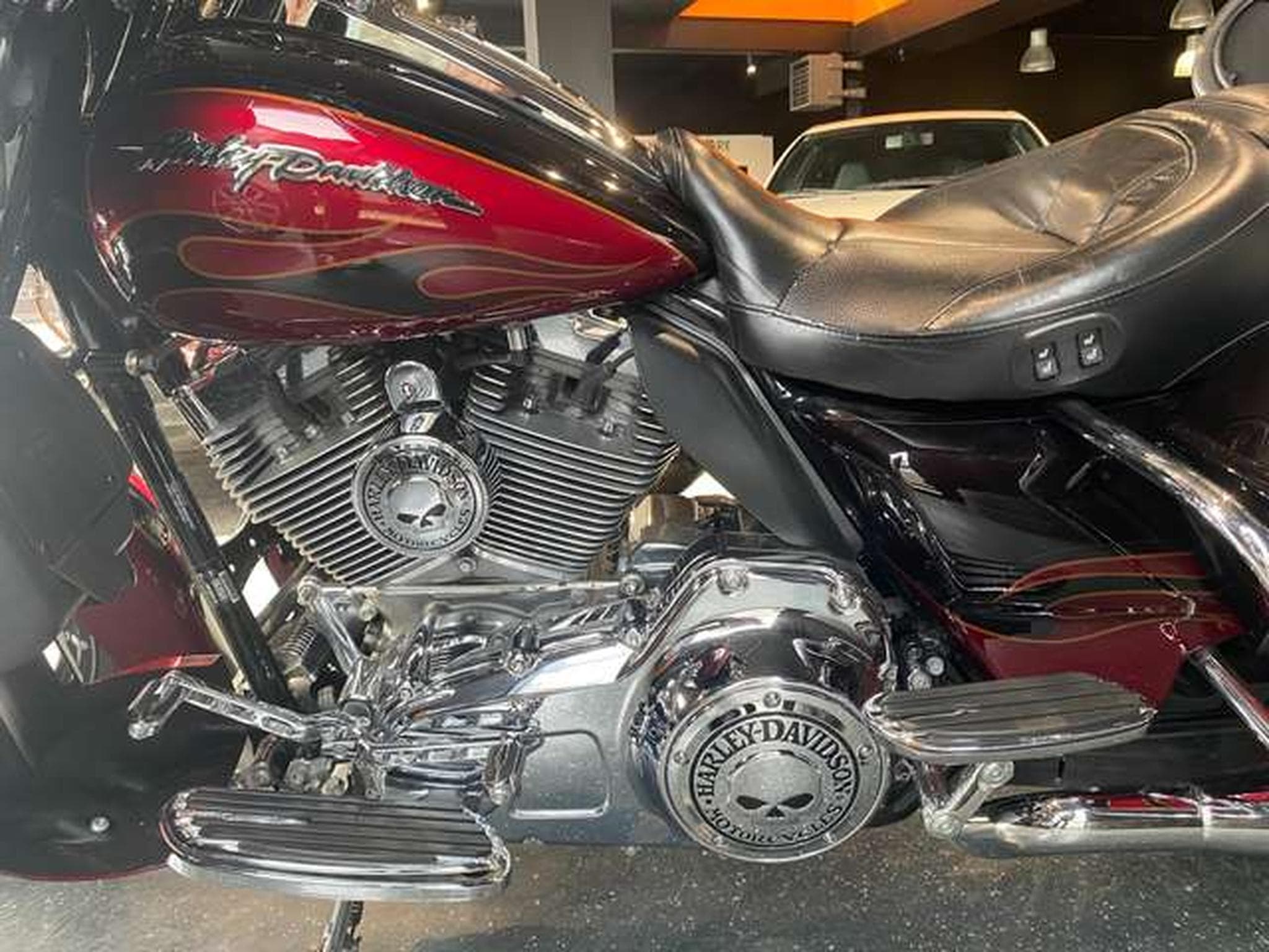 Harley-Davidson CVO Limited Limited Edition Ultra Classic Electra Glide / VP (2011) - Photo 8