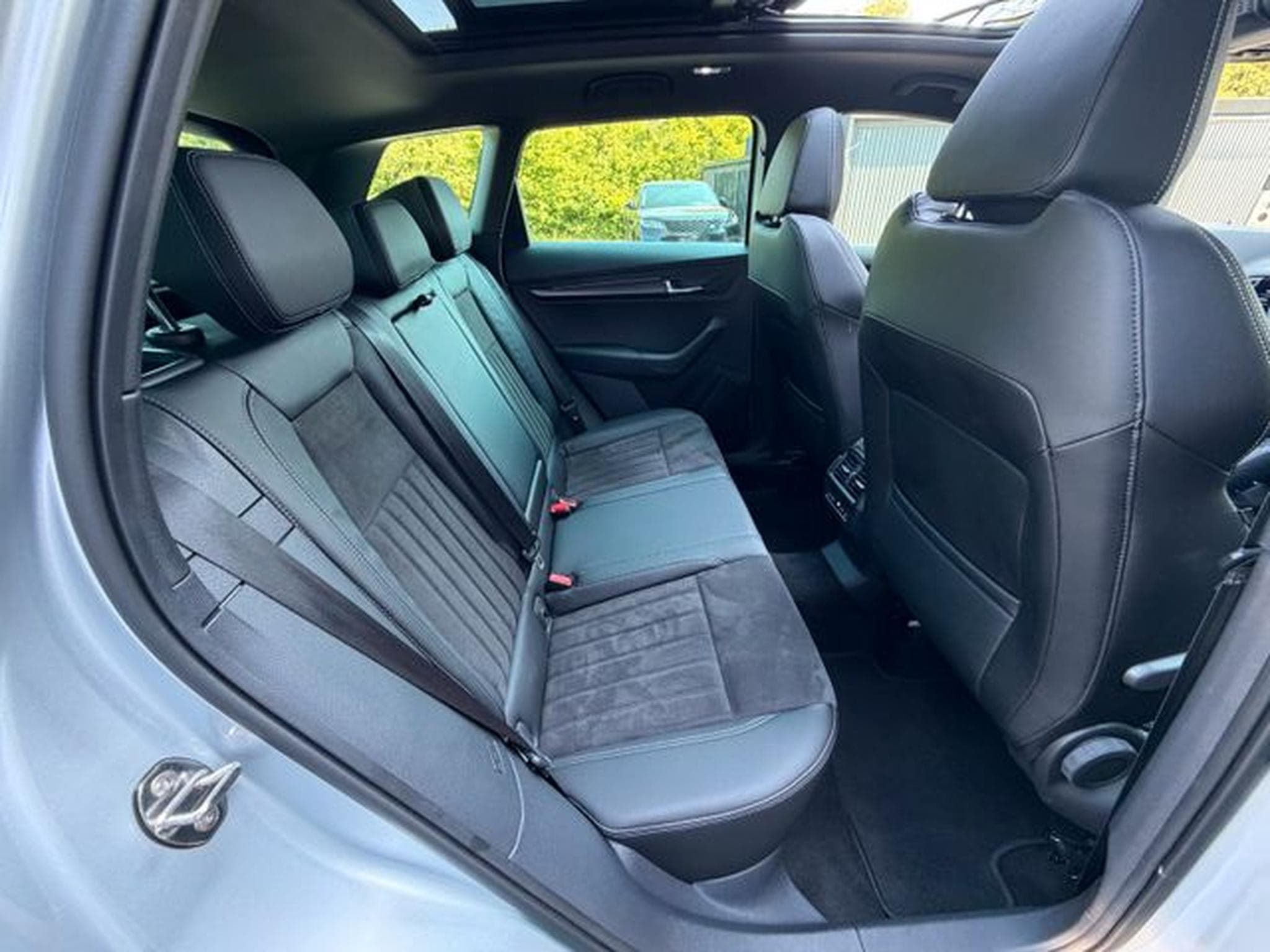 Skoda Karoq Karoq 2,0TSi Sportline 4x4 Pano AHK19" Kam Leder (2022) - Photo 14