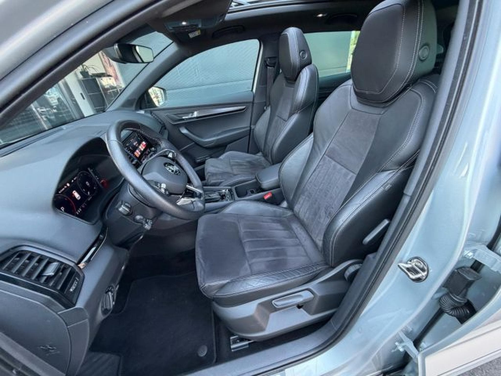 Skoda Karoq Karoq 2,0TSi Sportline 4x4 Pano AHK19" Kam Leder (2022) - Photo 9