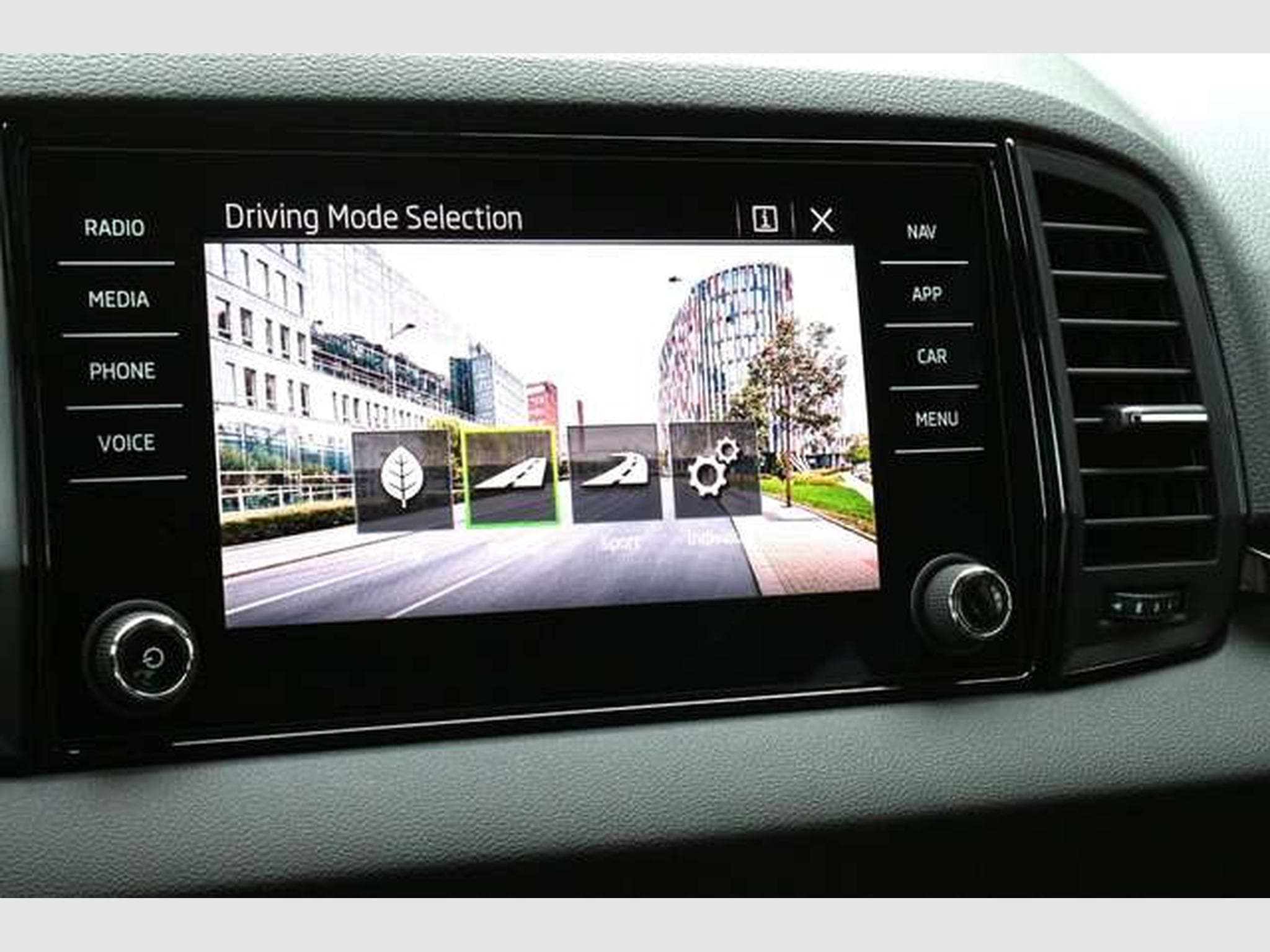 Skoda Karoq Sportline DSG/ACC/Matrix/AHK/Side/5-J Gara (2026) - Photo 16